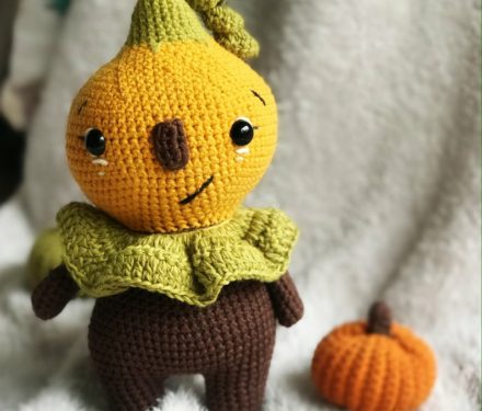 Halloween cute pumpkin doll crochet amigurmi pattern for beginners, no sew crochet pattern