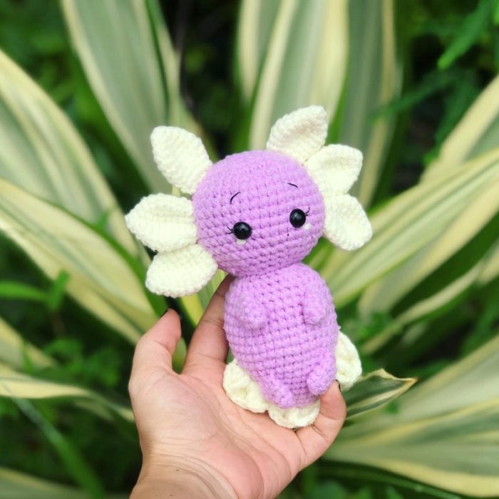 Cutest amigurumi axolotl crochet pattern that you can make easily with step by step crochet instuction, photo tutorial and video tutorial. #axolotl #amigurumipattern #crochetpattern #crochetanimal