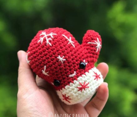 Christmas ornament crochet pattern - cute mitten amigurumi pattern Christmas decoration