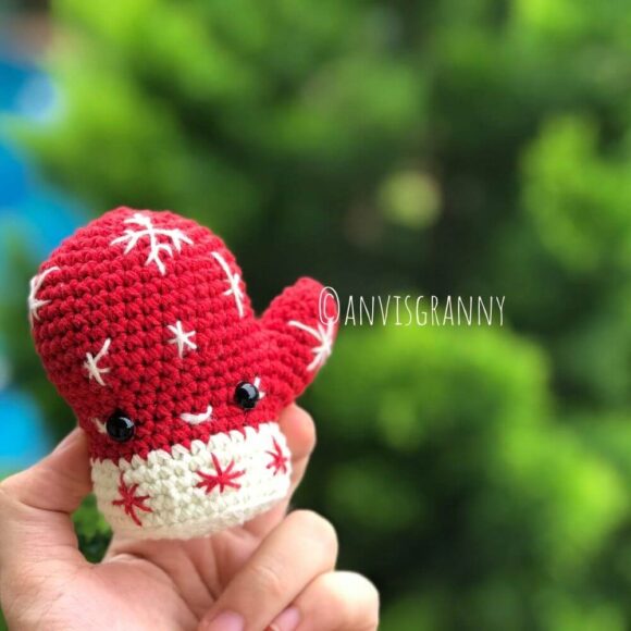 Christmas ornament crochet pattern - cute mitten amigurumi pattern Christmas decoration 1