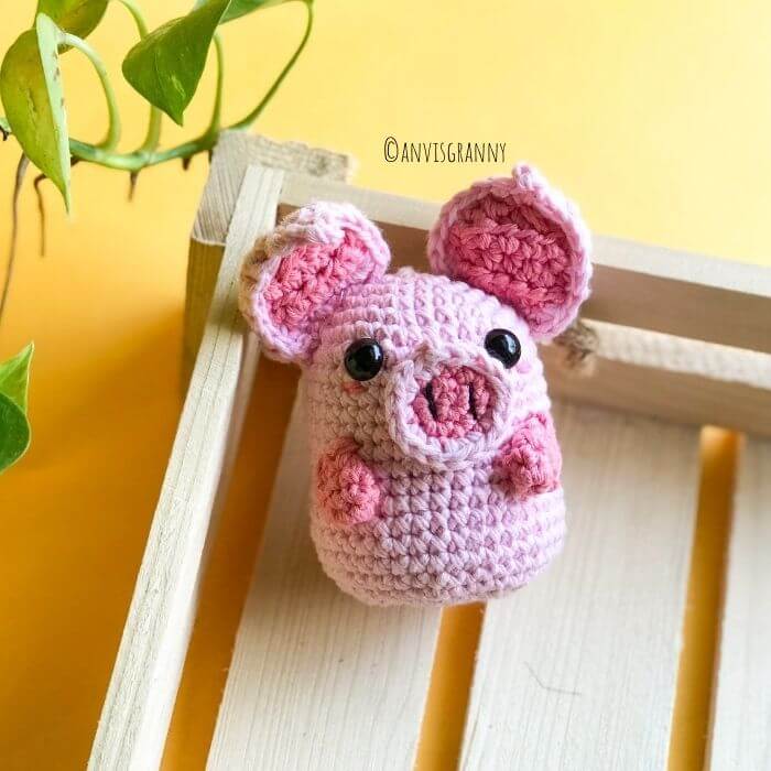 Easy crochet pig pattern for beginners