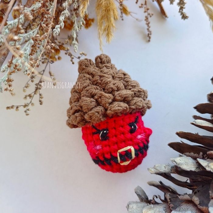 how to crochet a cute stuffed pinecone for Christmas